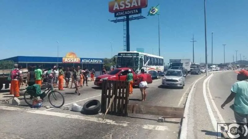 Trabalhadores afirmam que estão há dois meses sem receber