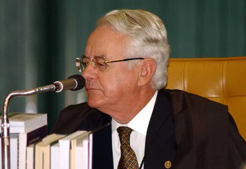  Carlos Velloso disse que tem compromissos com os clientes

