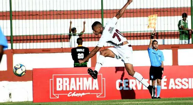 
 Voltando da seleção, Richarlison marca dois e agrada treinador