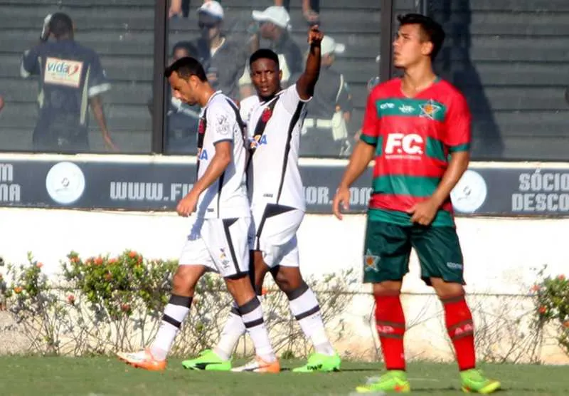 Ao lado do meia Nenê, o atacante Thalles celebra boa fase com gol decisivo em São Januário