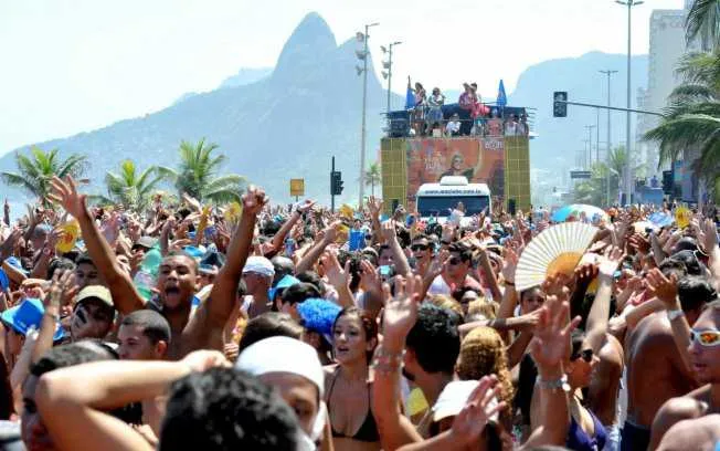 Imagem ilustrativa da imagem Pequenos blocos fazem a festa de milhares de foliões pelas ruas do Rio