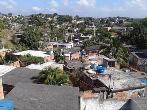 Em apenas 24 horas, seis pessoas foram baleadas no bairro Amendoeira, em São Gonçalo, palco de uma guerra entre bandidos rivais pelo controle da venda de drogas no Morro da Alma.

