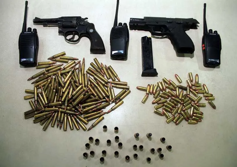  Durante a operação, PMs apreenderam pistola, revólver, drogas, além de 180 munições
