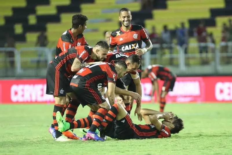 O meia Lucas Paquetá fechou a goleada com um ‘gol de placa’ e levou os torcedores do Flamengo à loucura, em Volta Redonda

