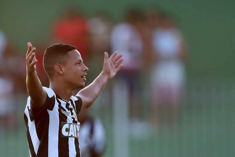 Antes renegado, Fernandes joga bem, marca duas vezes e contribui para a vitória ao Glorioso

