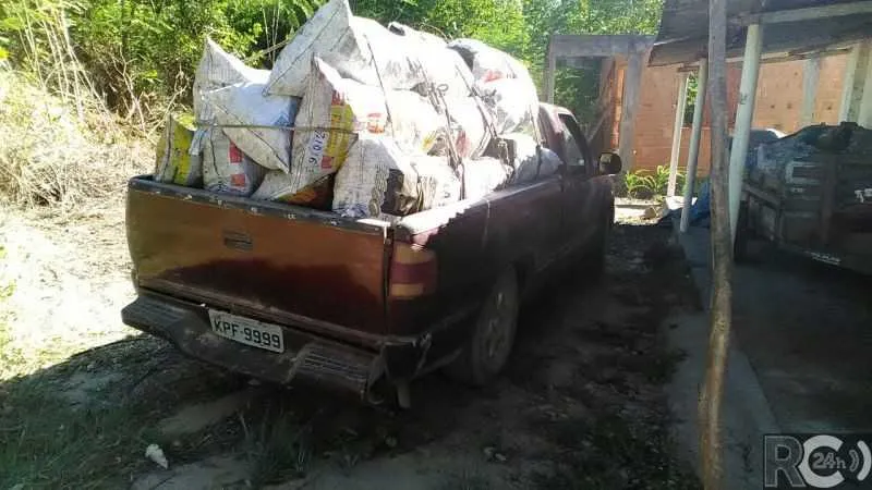 Policiais estouraram a fábrica após abordarem motorista que transportava sacos de carvão (abaixo)

