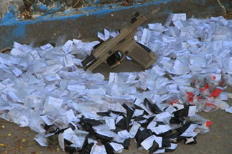 Com o suspeito, os policiais encontraram uma pistola e drogas