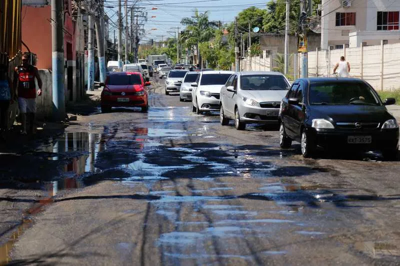 Avenida José Mendonça de Campos corta os bairros Mutondo e Colubandê e dá acesso a RJ-104