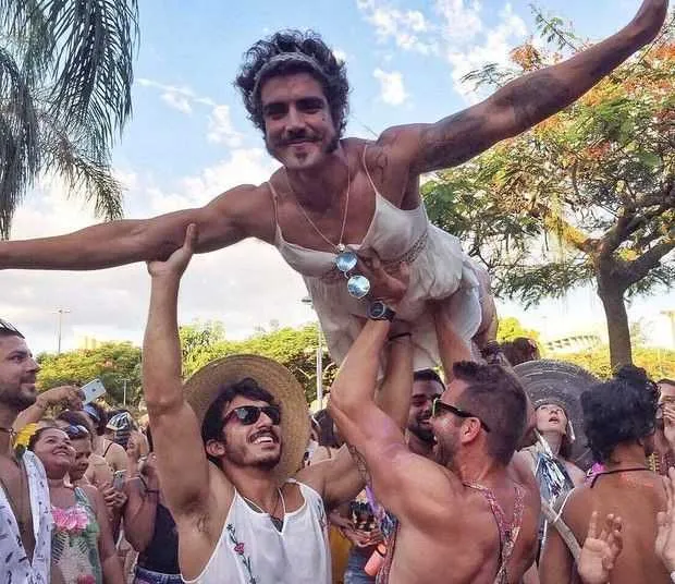 Parece que o Carnaval já começou e vários famosos já mostraram que são gente como a gente neste assunto. Em seu Instagram oficial, Caio Castro, de 27 anos, divulgou uma foto na qual aparece curtindo muito o desfile de um bloco no Rio de Janeiro. Na legenda, ele brincou: "Vai, voa amiga. Semana que vem tem mais", escreveu.