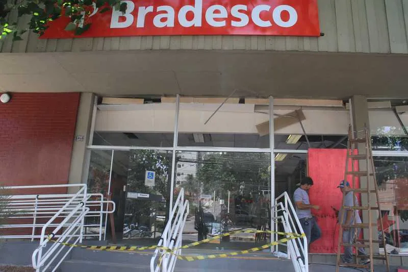 Em Pendotiba, criminosos explodiram um caixa eletrônico