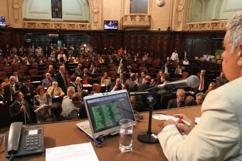 Deputados fizeram duas mudanças no texto-base da Cedae para garantir pagamentos e tarifa social