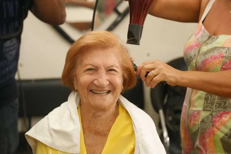 Rosa não deixa de se cuidar e frequenta o mesmo salão de beleza, uma vez por mês, há 20 anos