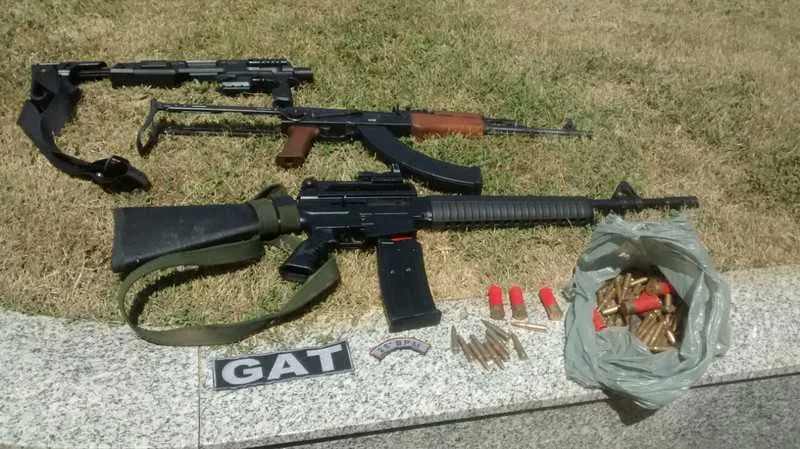 Armas, adaptador de pistola e munições estavam dentro de toneis enterrados no quintal de uma casa