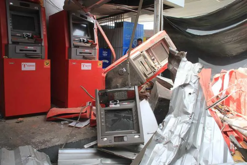 Equipamento instalado em posto de combustível ficou destruído, mas bandidos não levaram nada