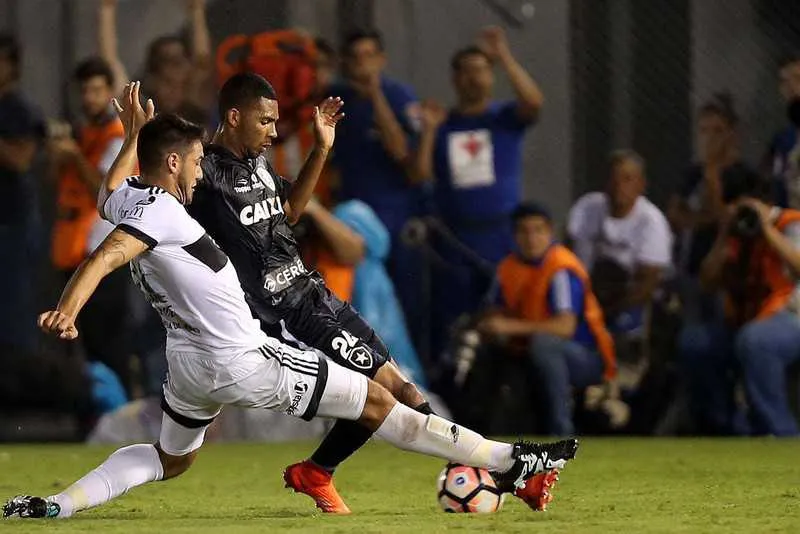 Matheus Fernandes em ação na Libertadores na classificação histórica do Botafogo contra o Olimpia, no Defensores del Chaco em Assunção, Paraguai