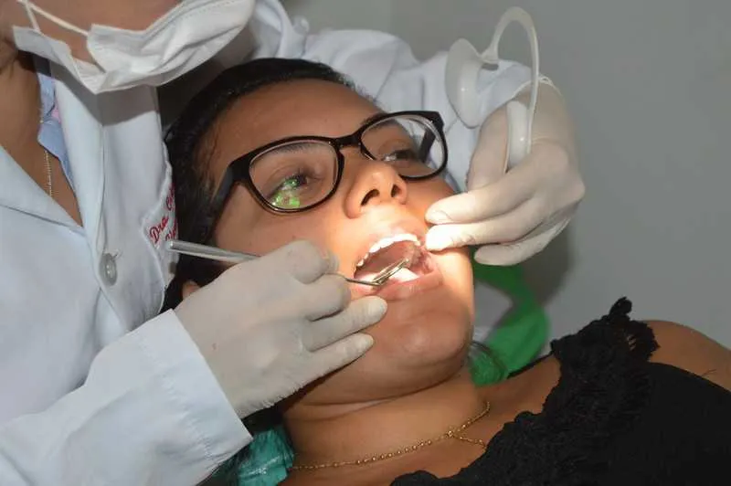 De acordo com Cristiane Ribeiro, o tratamento é indicado para todos com dentes escurecidos