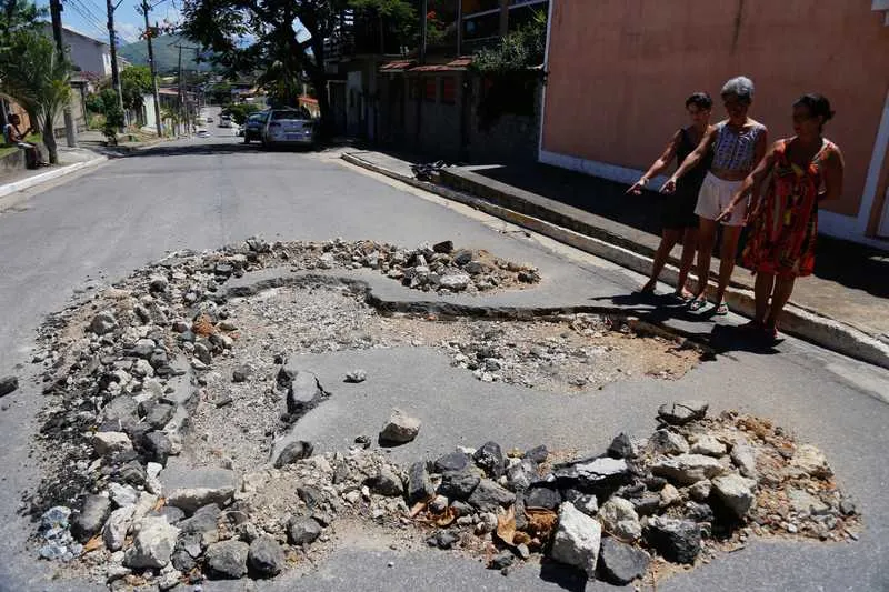 Técnicos da Cedae consertaram vazamento na Rua Brasília, mas quebraram toda pavimentação