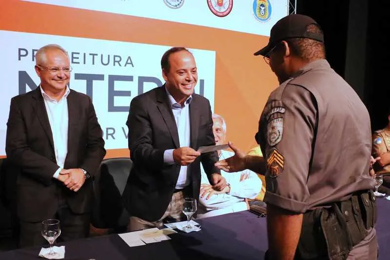 Prefeito de Niterói, Rodrigo Neves, começou a pagar as gratificações ontem e termina hoje