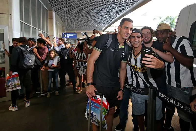 Herói da partida contra o Olimpia, Gatito Fernandes recebeu o carinho dos torcedores alvinegros