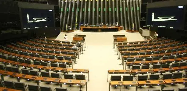 Imagem ilustrativa da imagem Só 4 dias? Carnaval empurra temas importantes na Câmara para 2ª semana de março