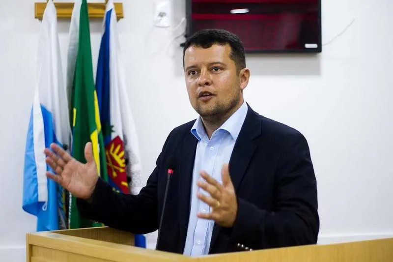  Vereador Alexandre Gomes é o autor da lei, que foi sancionada, que garante o primeiro emprego