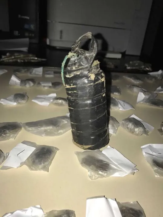Segundo a polícia, TH estava com o explosivo, drogas e dinheiro