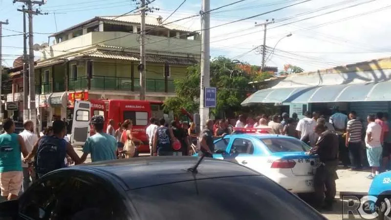 Maycon conversava com um amigo num bar quando ocupantes de uma morto passaram atirando