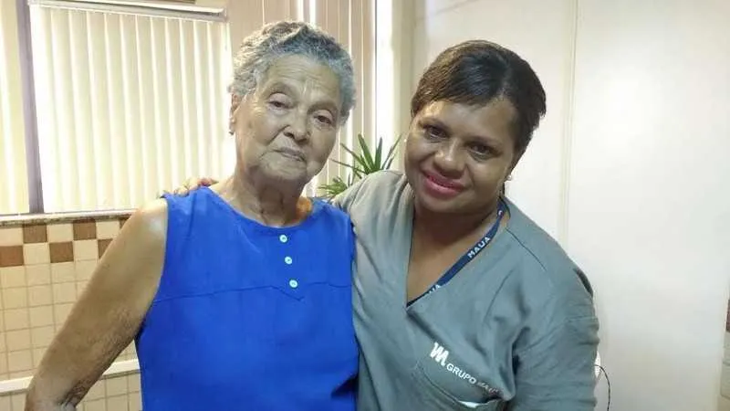 Luci se emocionou ao receber a carteiras das mãos de Valéria