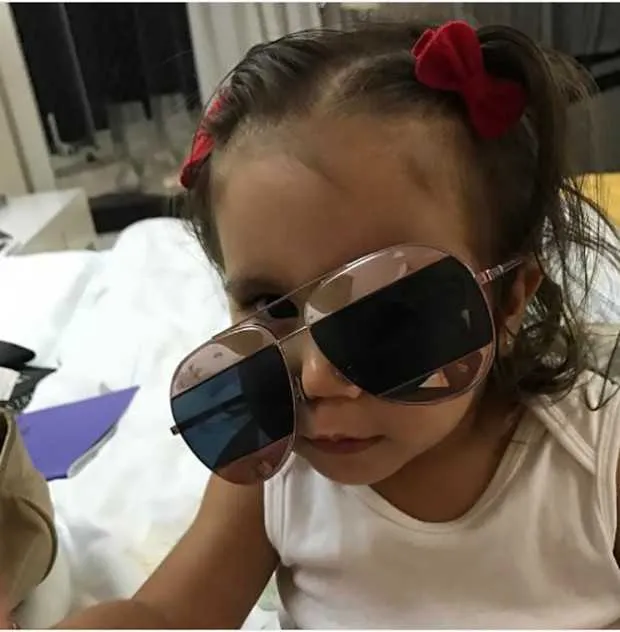Deborah Secco usou o Instagram para mostrar uma foto da filha, Maria Flor, de um ano, e divertiu os seus fãs, nessa sexta-feira.  "Começando a querer usar tudo que é da mamãe! Muito amor!", escreveu a atriz da legenda da imagem em que a menina aparece usando seus óculos e fazendo graça.

