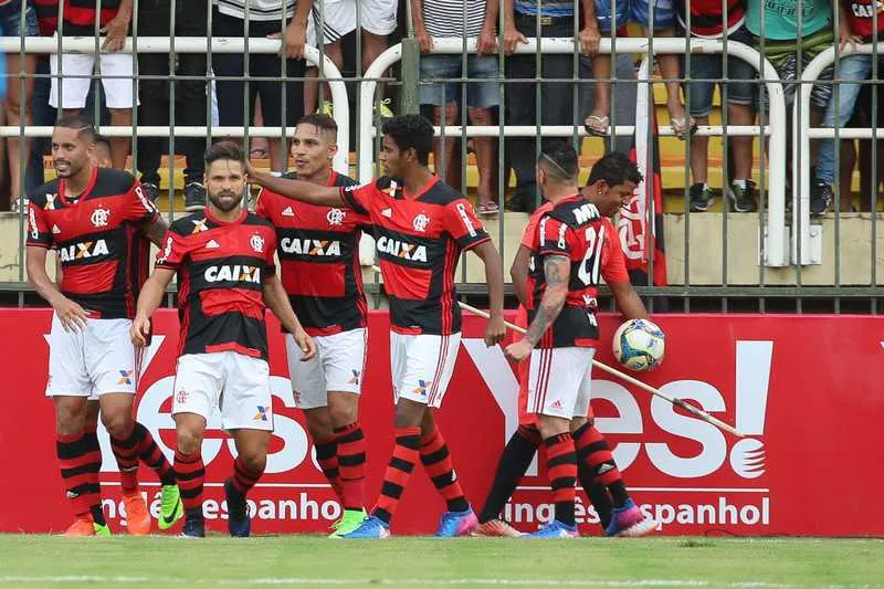 Após converter o pênalti, o camisa 35 Diego comemorou com os torcedores e recebeu o carinho dos companheiros de equipe