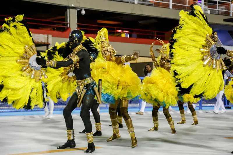 Comissão de frente homenageou a rainha da água doce Oxum