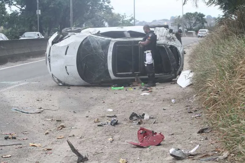 Na RJ-104, no Colubandê, um veloster foi deixado após capotamento na madrugada de ontem