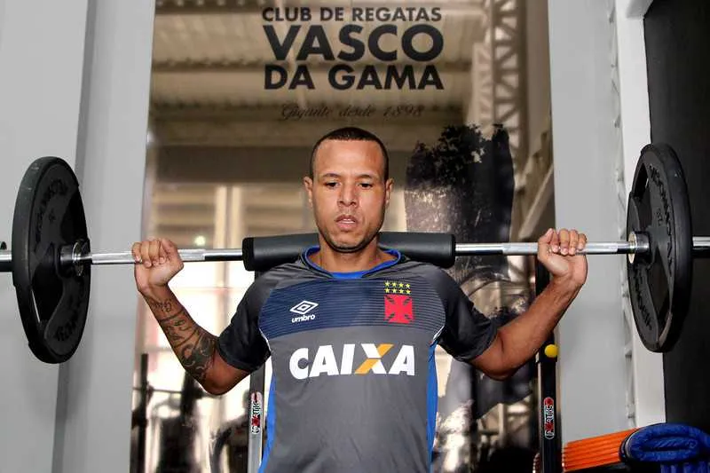 O atacante Luis Fabiano treinou pesado ontem na academia