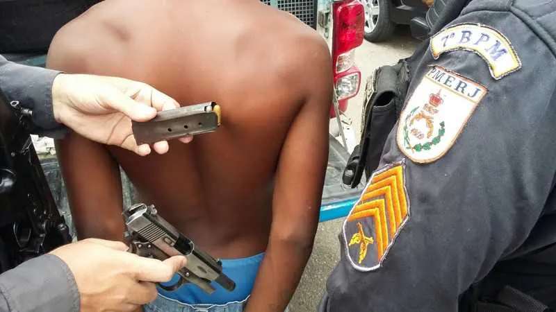 Contra o rapaz, já havia mandado de prisão por assalto