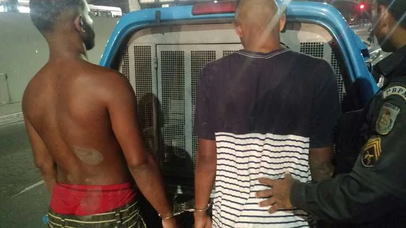 Dois jovens, de 19 e 20 anos, foram presos, na noite do último domingo, em Vista Alegre, São Gonçalo. 