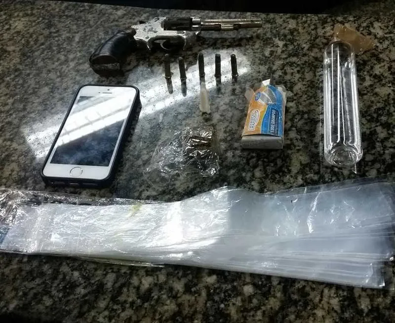 Kaio e o material foram levados para a 127 DP, onde os policias constataram que ele era foragido.