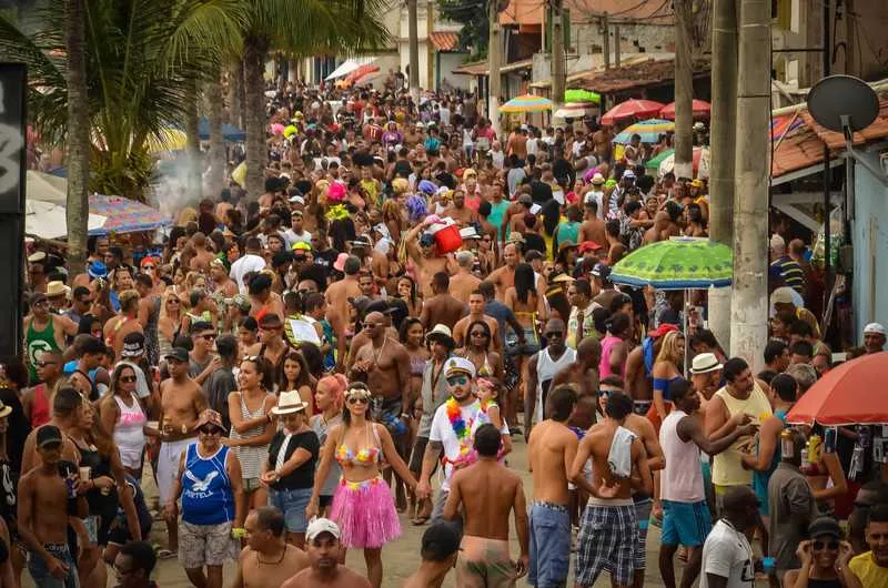  A matinê infantil e o tradicional Bloco dos Bonecões arrastou uma multidão pelas ruas do Centro.