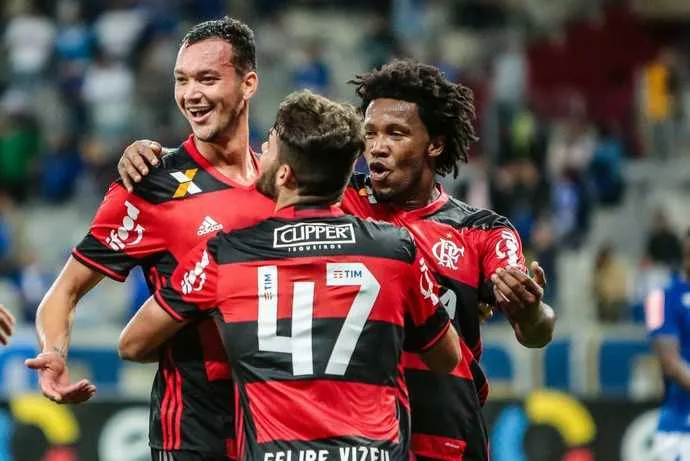 Réver afirma que disputa por uma vaga no time titular e acaba fortalecendo a equipe.