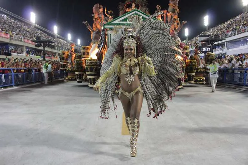 A roupa representa a resistência do samba até chegar ao Brasil