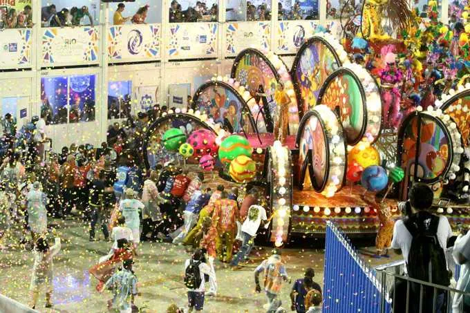 Acidente com carro alegórico deixa 20 vítimas