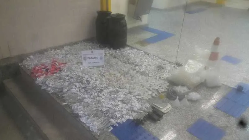 Policiais do 25ºBPM (Cabo Frio) apreenderam mais de 2 mil cápsulas de cocaína, em Unamar, na madrugada de quarta-feira. 
