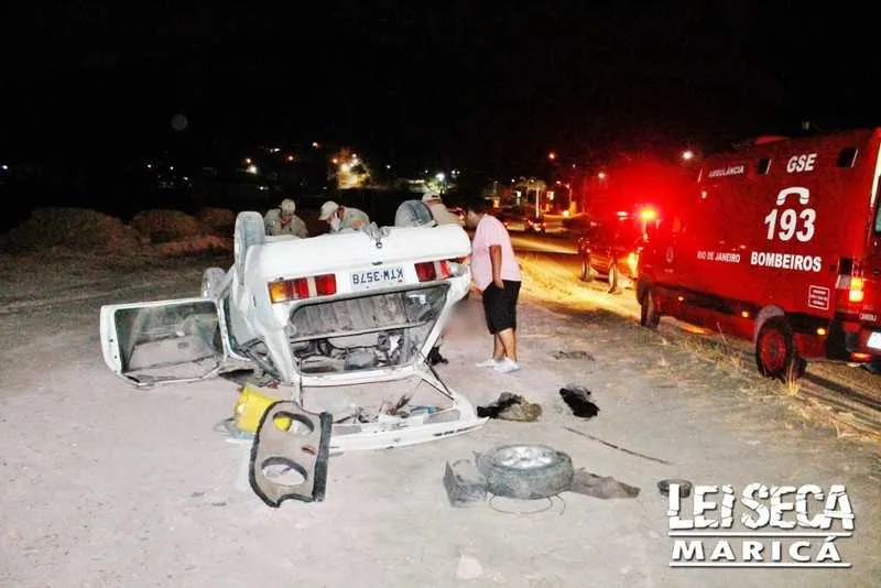 Imagem ilustrativa da imagem Briga de casal dentro de carro acabaem capotamento e morte na RJ-106