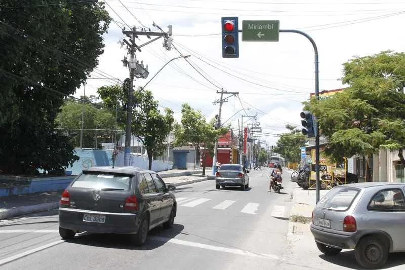 Bandidos disputam pontos de venda de drogas no bairro.