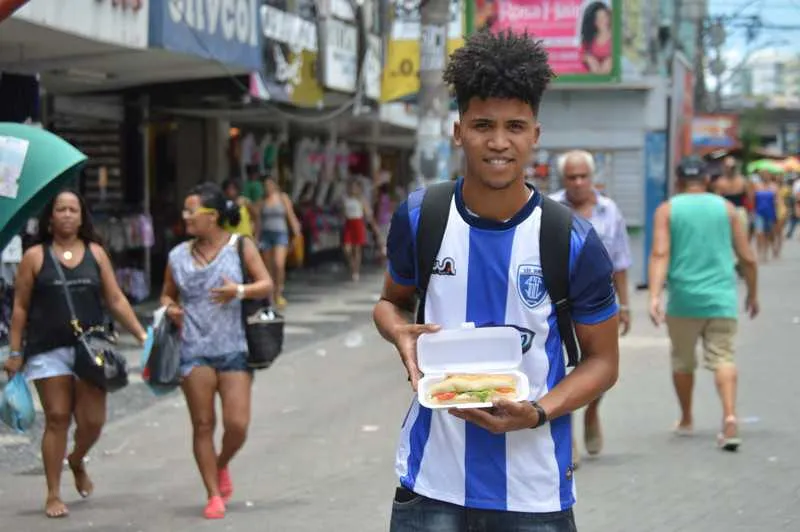 
Antes da pré-temporada, Renatinho aproveita para ganhar um ‘dinheirinho extra’