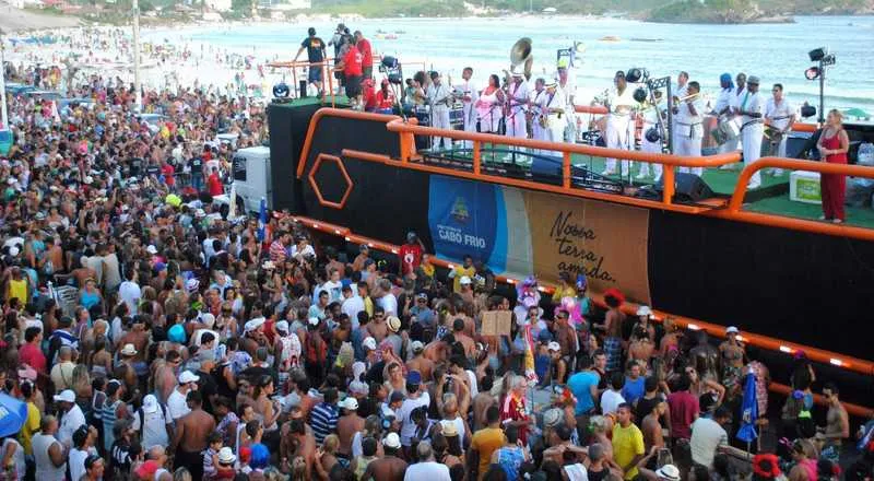 No sábado, às 16h, a festa fica por conta do Mini Trio, na Praça da Cidadania, na Praia do Forte