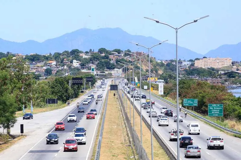 Da rodoviária de Niterói, partiram 2,3 mil veículos e chegaram mais de três mil no dia de ontem. Na BR-101, que faz ligação entre Niterói e Região dos Lagos, motoristas não enfrentaram engarrafamentos
