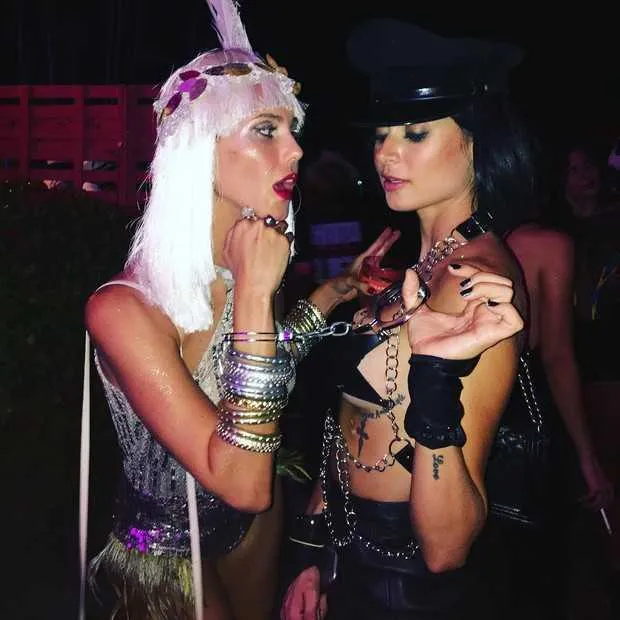 Thaila Ayala aproveitou o último dia de Carnaval e ousou de policial sexy para curtir o "Baile da Arara", em Santa Teresa, no Rio. Com uma saia de couro e seios cobertos apenas com estrelas, a atriz compartilhou uma imagem junto da amiga Lívia de Bueno. "Presa em nome da lei", escreveu. Thaila ficou com as algemas da fantasia presas no pulso e precisou da ajuda da polícia (de verdade) para conseguir se soltar. 