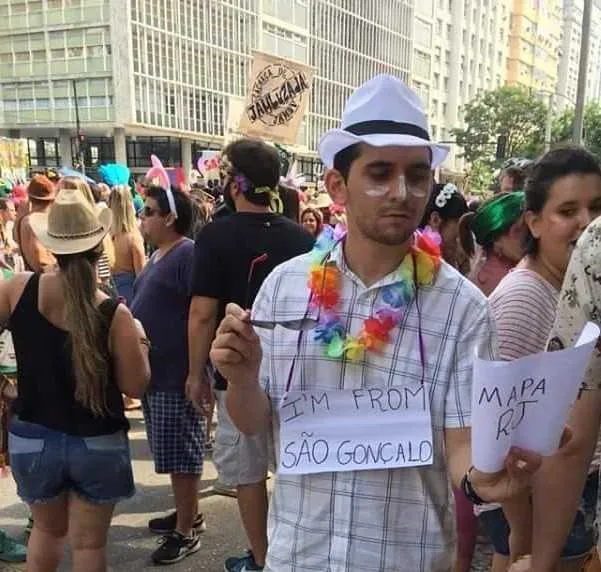 Trainee na área de Ciências Contábeis, Gilberto Nascimento ousou na criatividade ao se fantasiar de ''turista de São Gonçalo'.
