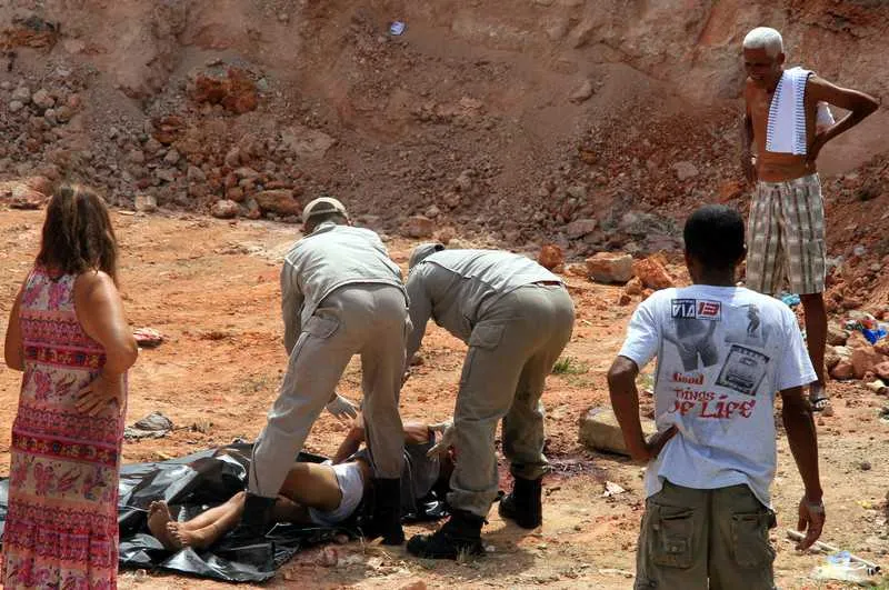 Jovem não identificado, de aproximadamente 19 anos, foi encontrado morto com marcas de tortura no bairro Amendoeira, em SG