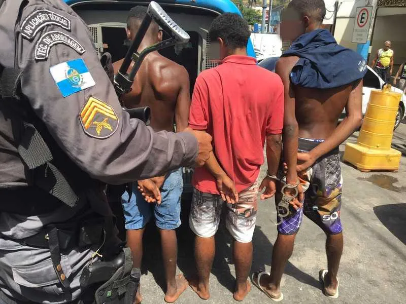Segundo a polícia, jovens estavam com cocaína e ‘radinhos’